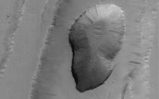 <h1>PIA05257:  Tractus Fossae Pit Chain</h1><div class="PIA05257" lang="en" style="width:257px;text-align:left;margin:auto;background-color:#000;padding:10px;max-height:150px;overflow:auto;">29 January 2004 <br /> This January 2004 Mars Global Surveyor (MGS) Mars Orbiter Camera (MOC) image shows a chain of pits formed in a trough of the Tractus Fossae region near 24.1°N, 103.4°W. The troughs are graben, which are formed by faults cutting rock as the crust is stretched and extended, in this case toward the east and toward the west (right and left). As the rocks broke and moved along the fault lines that create the sharp cliffs on either side of the troughs, some materials between the trough walls collapsed along the fault trend to form the chain of pits. The picture covers an area approximately 3 km (1.9 mi) wide; sunlight illuminates the scene from the lower left.<br /><br /><a href="http://photojournal.jpl.nasa.gov/catalog/PIA05257" onclick="window.open(this.href); return false;" title="Voir l'image 	 PIA05257:  Tractus Fossae Pit Chain	  sur le site de la NASA">Voir l'image 	 PIA05257:  Tractus Fossae Pit Chain	  sur le site de la NASA.</a></div>