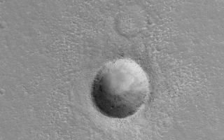 <h1>PIA05334:  Martian Meteor Crater</h1><div class="PIA05334" lang="en" style="width:800px;text-align:left;margin:auto;background-color:#000;padding:10px;max-height:150px;overflow:auto;">20 February 2004 <br /> This Mars Global Surveyor (MGS) Mars Orbiter Camera (MOC) image shows a fairly young meteor impact crater on Mars that is about the same size (~ 1 kilometer; 0.62 miles) as the famous Meteor Crater in northern Arizona, U.S.A. Like the Arizona crater, boulders of ejected bedrock can be seen on the crater's ejecta blanket and in the crater itself. This crater is located in the Aethiopis region of Mars near 4.7°N, 224.1°W. Sunlight illuminates the scene from the lower left.<br /><br /><a href="http://photojournal.jpl.nasa.gov/catalog/PIA05334" onclick="window.open(this.href); return false;" title="Voir l'image 	 PIA05334:  Martian Meteor Crater	  sur le site de la NASA">Voir l'image 	 PIA05334:  Martian Meteor Crater	  sur le site de la NASA.</a></div>