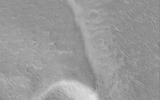 <h1>PIA05342:  Wind Streak and Crater</h1><div class="PIA05342" lang="en" style="width:800px;text-align:left;margin:auto;background-color:#000;padding:10px;max-height:150px;overflow:auto;">23 February 2004 <br /> This Mars Global Surveyor (MGS) Mars Orbiter Camera (MOC) image shows a wind streak developed in the lee of a meteor impact crater in western Daedalia Planum. The dominant winds responsible for the streak blew from the bottom/lower right (southeast). The image is located near 9.9°S, 144.9°W. Sunlight illuminates the scene from the lower left; the picture covers an area 3 km (1.9 mi) wide.<br /><br /><a href="http://photojournal.jpl.nasa.gov/catalog/PIA05342" onclick="window.open(this.href); return false;" title="Voir l'image 	 PIA05342:  Wind Streak and Crater	  sur le site de la NASA">Voir l'image 	 PIA05342:  Wind Streak and Crater	  sur le site de la NASA.</a></div>