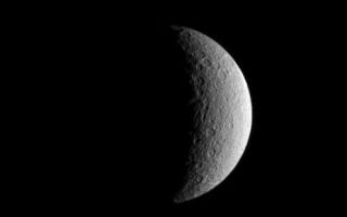 <h1>PIA05419:  Crescent Rhea</h1><div class="PIA05419" lang="en" style="width:497px;text-align:left;margin:auto;background-color:#000;padding:10px;max-height:150px;overflow:auto;"><p>The first artificial satellite in the Saturn system, the Cassini spacecraft, returned images of the natural moons following a successful insertion into orbit. This is an unmagnified view of the moon Rhea. </p><p>With a diameter of 1,528 kilometers (950 miles) across, Rhea is Saturn's second largest moon. The Voyager spacecraft found that like Dione, Rhea has one of its hemispheres covered with bright, wispy streaks which may be water frost.</p><p>This view shows a heavily cratered surface, and thus it is most likely ancient. Many of the craters visible here have central peaks. Cassini soon will look for clues to help unlock the moon's geologic history. The spacecraft is slated to fly by Rhea at a distance of only 500 kilometers (311 miles) on Nov. 26, 2005. </p><p>The image was taken in visible light with the Cassini spacecraft narrow angle camera on July 2, 2004, from a distance of about 990,000 kilometers (615,000 miles) from Rhea and at a Sun-Rhea-spacecraft, or phase angle of about 109 degrees. The image scale is 6 kilometers (4 miles) per pixel.</p><p>The Cassini-Huygens mission is a cooperative project of NASA, the European Space Agency and the Italian Space Agency. The Jet Propulsion Laboratory, a division of the California Institute of Technology in Pasadena, manages the Cassini-Huygens mission for NASA's Office of Space Science, Washington, D.C. The Cassini orbiter and its two onboard cameras, were designed, developed and assembled at JPL. The imaging team is based at the Space Science Institute, Boulder, Colo.</p><p>For more information, about the Cassini-Huygens mission visit, <a href="http://saturn.jpl.nasa.gov/">http://saturn.jpl.nasa.gov</a> and the Cassini imaging team home page, <a href="http://ciclops.org/">http://ciclops.org</a>.</p><br /><br /><a href="http://photojournal.jpl.nasa.gov/catalog/PIA05419" onclick="window.open(this.href); return false;" title="Voir l'image 	 PIA05419:  Crescent Rhea	  sur le site de la NASA">Voir l'image 	 PIA05419:  Crescent Rhea	  sur le site de la NASA.</a></div>