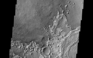 <h1>PIA05613:  Exhumed Crater</h1><div class="PIA05613" lang="en" style="width:541px;text-align:left;margin:auto;background-color:#000;padding:10px;max-height:150px;overflow:auto;"><a href="/figures/PIA05613_fig1.jpg"> </a><br /><p />Released 17 March 2004<p />The Odyssey spacecraft has completed a full Mars year of observations of the red planet. For the next several weeks the Image of the Day will look back over this first mars year. It will focus on four themes: 1) the poles - with the seasonal changes seen in the retreat and expansion of the caps; 2) craters - with a variety of morphologies relating to impact materials and later alteration, both infilling and exhumation; 3) channels - the clues to liquid surface flow; and 4) volcanic flow features. While some images have helped answer questions about the history of Mars, many have raised new questions that are still being investigated as Odyssey continues collecting data as it orbits Mars.<p />This daytime VIS image was collected on December 12, 2002 during the northern summer season. The crater at the upper right was once buried, and is now being exhumed.<p />Image information: VIS instrument. Latitude 4.9, Longitude 357 East (3 West). 19 meter/pixel resolution.<p />Note: this THEMIS visual image has not been radiometrically nor geometrically calibrated for this preliminary release. An empirical correction has been performed to remove instrumental effects. A linear shift has been applied in the cross-track and down-track direction to approximate spacecraft and planetary motion. Fully calibrated and geometrically projected images will be released through the Planetary Data System in accordance with Project policies at a later time. <p />NASA's Jet Propulsion Laboratory manages the 2001 Mars Odyssey mission for NASA's Office of Space Science, Washington, D.C. The Thermal Emission Imaging System (THEMIS) was developed by Arizona State University, Tempe, in collaboration with Raytheon Santa Barbara Remote Sensing. The THEMIS investigation is led by Dr. Philip Christensen at Arizona State University. Lockheed Martin Astronautics, Denver, is the prime contractor for the Odyssey project, and developed and built the orbiter. Mission operations are conducted jointly from Lockheed Martin and from JPL, a division of the California Institute of Technology in Pasadena.<br /><br /><a href="http://photojournal.jpl.nasa.gov/catalog/PIA05613" onclick="window.open(this.href); return false;" title="Voir l'image 	 PIA05613:  Exhumed Crater	  sur le site de la NASA">Voir l'image 	 PIA05613:  Exhumed Crater	  sur le site de la NASA.</a></div>
