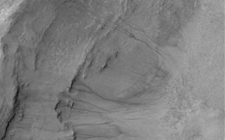 <h1>PIA05643:  Mid-Latitude Gullies</h1><div class="PIA05643" lang="en" style="width:800px;text-align:left;margin:auto;background-color:#000;padding:10px;max-height:150px;overflow:auto;">17 March 2004<br />This Mars Global Surveyor (MGS) Mars Orbiter Camera (MOC) image shows gullies in the wall of a crater near 39.1°S, 200.7°W. Discussion among Mars scientists as to how martian middle-and polar-latitude gullies formed continues to this day. They were first observed in MGS MOC images and reported in June 2000. Most investigators agree that gullies, such as those shown here, were formed by running water, but disagree on whether the liquid came from snowmelt, groundwater, or melting ground ice. Still others argue that the fluid was carbon dioxide, and a few suggest that the gullies formed "dry"--that is, by landsliding processes involving no liquid or gas. This January 2004 MOC full-resolution (1.5 m/pixel; 5 ft./pixel) image is illuminated by sunlight from the upper left. The 300 m scale bar is approximately 984 ft. long.<br /><br /><a href="http://photojournal.jpl.nasa.gov/catalog/PIA05643" onclick="window.open(this.href); return false;" title="Voir l'image 	 PIA05643:  Mid-Latitude Gullies	  sur le site de la NASA">Voir l'image 	 PIA05643:  Mid-Latitude Gullies	  sur le site de la NASA.</a></div>