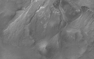 <h1>PIA05703:  Gullies With Bright Material</h1><div class="PIA05703" lang="en" style="width:512px;text-align:left;margin:auto;background-color:#000;padding:10px;max-height:150px;overflow:auto;">29 March 2004<br />This Mars Global Surveyor (MGS) Mars Orbiter Camera (MOC) image shows a set of south middle-latitude gullies in a crater wall. Some of the gullies and the erosional alcoves that formed above them have cut and exposed a light-toned material. In the larger gully, this material has been transported down the slope, through the channel, to give the debris apron a lighter tone, as well. The origin of middle-and polar-latitude gullies on Mars remains an area of active debate and discussion within the Mars science community. Mass movement of debris, everyone agrees, has occurred. Unclear are the relative roles of water, ice, and carbon dioxide, if any, in the processes that created the gullies. The light-toned material exposed by the gullies is bedrock, not ice. These features occur near 38.8°S, 40.3°W. This February 2004 image covers an area about 3 km (1.9 mi) across. Sunlight illuminates the scene from the upper left.<br /><br /><a href="http://photojournal.jpl.nasa.gov/catalog/PIA05703" onclick="window.open(this.href); return false;" title="Voir l'image 	 PIA05703:  Gullies With Bright Material	  sur le site de la NASA">Voir l'image 	 PIA05703:  Gullies With Bright Material	  sur le site de la NASA.</a></div>