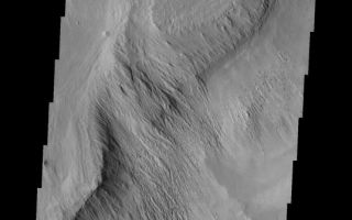 <h1>PIA05956:  Ophir Chasma Dunes</h1><div class="PIA05956" lang="en" style="width:536px;text-align:left;margin:auto;background-color:#000;padding:10px;max-height:150px;overflow:auto;"><a href="/figures/PIA05956_fig1.jpg"> </a><br /><p>The Odyssey spacecraft has taken some great pictures of Valles Marineris, the largest canyon in the solar system. If this canyon were on Earth, it would stretch from New York to Los Angeles. For the next several weeks, the Image of the Day will tour some of the canyons that make up this vast system. We will start with Ius Chasma in the west, and end with Coprates Chasma to the east. For more information on Vallis Marineris, please see <a href="http://mars.jpl.nasa.gov/mep/science/vm.html">http://mars.jpl.nasa.gov/mep/science/vm.html</a>.</p><p>On this image of Ophir Chasma, layered rock formations and wind etched rocks are present. The southern part of the image contains a dune field.</p>Image information: VIS instrument. Latitude -4.1, Longitude 286.5 East (73.5 West). 19 meter/pixel resolution.</p><p>Note: this THEMIS visual image has not been radiometrically nor geometrically calibrated for this preliminary release. An empirical correction has been performed to remove instrumental effects. A linear shift has been applied in the cross-track and down-track direction to approximate spacecraft and planetary motion. Fully calibrated and geometrically projected images will be released through the Planetary Data System in accordance with Project policies at a later time.</p><p>NASA's Jet Propulsion Laboratory manages the 2001 Mars Odyssey mission for NASA's Office of Space Science, Washington, D.C. The Thermal Emission Imaging System (THEMIS) was developed by Arizona State University, Tempe, in collaboration with Raytheon Santa Barbara Remote Sensing. The THEMIS investigation is led by Dr. Philip Christensen at Arizona State University. Lockheed Martin Astronautics, Denver, is the prime contractor for the Odyssey project, and developed and built the orbiter. Mission operations are conducted jointly from Lockheed Martin and from JPL, a division of the California Institute of Technology in Pasadena.</p><br /><br /><a href="http://photojournal.jpl.nasa.gov/catalog/PIA05956" onclick="window.open(this.href); return false;" title="Voir l'image 	 PIA05956:  Ophir Chasma Dunes	  sur le site de la NASA">Voir l'image 	 PIA05956:  Ophir Chasma Dunes	  sur le site de la NASA.</a></div>