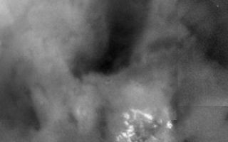 <h1>PIA06112:  Titan Close-up</h1><div class="PIA06112" lang="en" style="width:468px;text-align:left;margin:auto;background-color:#000;padding:10px;max-height:150px;overflow:auto;"><p>Shown here is a blowup of a region of Titan imaged on July 2, 2004. This image was taken at a distance of 339,000 kilometers (210,600 miles) and shows brightness variations on the surface of Titan and a bright field of clouds near the south pole. The field of clouds is 450 kilometers (280 miles) across and is the about the size of Arizona. Features as small as 10 kilometers (6 miles) can be discerned. </p><p>The Cassini-Huygens mission is a cooperative project of NASA, the European Space Agency and the Italian Space Agency. The Jet Propulsion Laboratory, a division of the California Institute of Technology in Pasadena, manages the Cassini-Huygens mission for NASA's Office of Space Science, Washington, D.C. The Cassini orbiter and its two onboard cameras, were designed, developed and assembled at JPL. The imaging team is based at the Space Science Institute, Boulder, Colo.</p><p>For more information, about the Cassini-Huygens mission visit, <a href="http://saturn.jpl.nasa.gov/">http://saturn.jpl.nasa.gov</a> and the Cassini imaging team home page, <a href="http://ciclops.org/">http://ciclops.org</a>.</p><br /><br /><a href="http://photojournal.jpl.nasa.gov/catalog/PIA06112" onclick="window.open(this.href); return false;" title="Voir l'image 	 PIA06112:  Titan Close-up	  sur le site de la NASA">Voir l'image 	 PIA06112:  Titan Close-up	  sur le site de la NASA.</a></div>