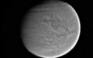 <h1>PIA06186:  A Clear View of Titan's Surface</h1><div class="PIA06186" lang="en" style="width:554px;text-align:left;margin:auto;background-color:#000;padding:10px;max-height:150px;overflow:auto;"><p>Titan's surface and atmospheric features are shown here in this processed, visible-light image taken by Cassini.</p><p>Cassini's visible-light spectral filter is sensitive to a broad range of light, from ultraviolet to near-infrared. Imaging scientists normally use a narrow-band filter centered at 938 nanometers to look at Titan's surface and cloud features (see <a href="/catalog/PIA06154">PIA06154</a>). Most images of Titan taken between flybys are in visible light and are used to navigate the spacecraft. Views like these demonstrate that the surface, as well atmospheric features (such as the haze banding seen near the northern limb of Titan), can indeed be seen through this filter. </p><p>Although the clear filter is not the best way to view the surface, this observation demonstrates that with sufficient processing, this filter can be used to keep track of cloud features during periods between flybys in order to provide a better understanding of the evolution of Titan's atmosphere as the moon nears spring in the northern hemisphere.</p><p>This image was taken with the Cassini spacecraft narrow angle camera on Feb. 10, 2004 from a distance of 2.5 million kilometers (1.6 million miles). The image scale is 15 kilometers (9.5 miles) per pixel. The image was strongly enhanced to bring out surface features. Features on the eastern side of this image will be observed at 20 times this resolution during a flyby in late March.</p><p>The Cassini-Huygens mission is a cooperative project of NASA, the European Space Agency and the Italian Space Agency. The Jet Propulsion Laboratory, a division of the California Institute of Technology in Pasadena, manages the mission for NASA's Science Mission Directorate, Washington, D.C. The Cassini orbiter and its two onboard cameras were designed, developed and assembled at JPL. The imaging team is based at the Space Science Institute, Boulder, Colo.</p><p>For more information about the Cassini-Huygens mission, visit <a href="http://saturn.jpl.nasa.gov">http://saturn.jpl.nasa.gov</a> and the Cassini imaging team home page, <a href="http://ciclops.org">http://ciclops.org</a>.</p><br /><br /><a href="http://photojournal.jpl.nasa.gov/catalog/PIA06186" onclick="window.open(this.href); return false;" title="Voir l'image 	 PIA06186:  A Clear View of Titan's Surface	  sur le site de la NASA">Voir l'image 	 PIA06186:  A Clear View of Titan's Surface	  sur le site de la NASA.</a></div>