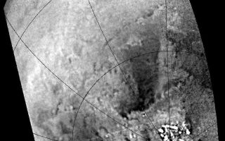 <h1>PIA06203:  Tracing Surface Features on Titan--Mosaic</h1><div class="PIA06203" lang="en" style="width:736px;text-align:left;margin:auto;background-color:#000;padding:10px;max-height:150px;overflow:auto;"><p>This mosaic of Titan's south polar region was acquired during Cassini's first and distant encounter with the smog-enshrouded moon on July 2, 2004. The spacecraft approached Titan at a distance of about 340,000 kilometers (211,000 miles) during this flyby.</p><p>This is a contrast-enhanced version of a previously released image (see <a href="/catalog/PIA06109">PIA06109</a>), which allows surface details to be seen more easily. The very bright features near the south pole are clouds.</p><p>Due to Titan's thick, hazy atmosphere, the sizes of surface features that can be resolved are a few to five times larger than the actual pixel scale. At this distance, pixel scale is 2 kilometers (about 1 mile), so features larger than several kilometers across are resolved in the images. </p><p>A montage containing pairs of close-up images from this mosaic is also available (see <a href="/catalog/PIA06202">PIA06202</a>).</p><p>The Cassini-Huygens mission is a cooperative project of NASA, the European Space Agency and the Italian Space Agency. The Jet Propulsion Laboratory, a division of the California Institute of Technology in Pasadena, manages the mission for NASA's Science Mission Directorate, Washington, D.C. The Cassini orbiter and its two onboard cameras were designed, developed and assembled at JPL. The imaging team is based at the Space Science Institute, Boulder, Colo.</p><p>For more information about the Cassini-Huygens mission, visit <a href="http://saturn.jpl.nasa.gov">http://saturn.jpl.nasa.gov</a> and the Cassini imaging team home page, <a href="http://ciclops.org">http://ciclops.org</a>.</p><br /><br /><a href="http://photojournal.jpl.nasa.gov/catalog/PIA06203" onclick="window.open(this.href); return false;" title="Voir l'image 	 PIA06203:  Tracing Surface Features on Titan--Mosaic	  sur le site de la NASA">Voir l'image 	 PIA06203:  Tracing Surface Features on Titan--Mosaic	  sur le site de la NASA.</a></div>
