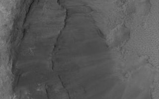 <h1>PIA06298:  Crater Wall With Gullies</h1><div class="PIA06298" lang="en" style="width:431px;text-align:left;margin:auto;background-color:#000;padding:10px;max-height:150px;overflow:auto;"><p>8 June 2004<br />This Mars Global Surveyor (MGS) Mars Orbiter Camera (MOC) picture shows gullies formed in the terraced wall of an impact crater on the floor of a larger crater near 39.1°S, 200.7°W. Gullies such as these are fairly common in craters and depressions at southern middle latitudes. They also occur in some areas at northern middle latitudes and in both polar regions. They may have formed by liquid water, or not--the Mars science community is still debating and discussing the issue. This picture covers an area about 3 km (1.9 mi) across. The scene is illuminated by sunlight from the upper left.</p><br /><br /><a href="http://photojournal.jpl.nasa.gov/catalog/PIA06298" onclick="window.open(this.href); return false;" title="Voir l'image 	 PIA06298:  Crater Wall With Gullies	  sur le site de la NASA">Voir l'image 	 PIA06298:  Crater Wall With Gullies	  sur le site de la NASA.</a></div>