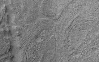 <h1>PIA06306:  Hellas Banded Terrain</h1><div class="PIA06306" lang="en" style="width:672px;text-align:left;margin:auto;background-color:#000;padding:10px;max-height:150px;overflow:auto;"><p>16 June 2004<br />This Mars Global Surveyor (MGS) Mars Orbiter Camera (MOC) image shows the banded southeastern floor of the giant impact basin, Hellas. Hellas Planitia is a large and varied region. In southeastern Hellas, banded terrain is fairly common. The pattern probably results from erosion of layered sediment that was subsequently covered by a mantling material. This mantling material later was eroded and roughened the terrain somewhat. This image is located near 41.1°S, 275.6°W. The picture covers an area about 3 km (1.9 mi) across; sunlight illuminates the scene from the upper left.</p><br /><br /><a href="http://photojournal.jpl.nasa.gov/catalog/PIA06306" onclick="window.open(this.href); return false;" title="Voir l'image 	 PIA06306:  Hellas Banded Terrain	  sur le site de la NASA">Voir l'image 	 PIA06306:  Hellas Banded Terrain	  sur le site de la NASA.</a></div>