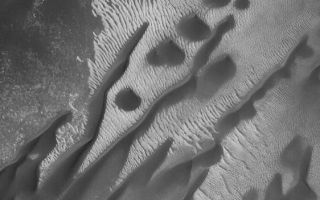 <h1>PIA06308:  Windblown Dunes</h1><div class="PIA06308" lang="en" style="width:562px;text-align:left;margin:auto;background-color:#000;padding:10px;max-height:150px;overflow:auto;"><p>18 June 2004<br />This Mars Global Surveyor (MGS) Mars Orbiter Camera (MOC) image shows barchan and linear dunes that seem to have grown from the coalescence of barchans in a crater in the Noachis Terra region. The winds responsible for these dunes blow from the lower left (southwest). The image occurs near 46.0°S, 323.6°W, and covers an area about 3 km (1.9 mi) wide. Sunlight illuminates the scene from the upper left.</p><br /><br /><a href="http://photojournal.jpl.nasa.gov/catalog/PIA06308" onclick="window.open(this.href); return false;" title="Voir l'image 	 PIA06308:  Windblown Dunes	  sur le site de la NASA">Voir l'image 	 PIA06308:  Windblown Dunes	  sur le site de la NASA.</a></div>