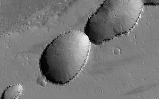 <h1>PIA06329:  Pits Near Rhabon Valles</h1><div class="PIA06329" lang="en" style="width:800px;text-align:left;margin:auto;background-color:#000;padding:10px;max-height:150px;overflow:auto;"><p>25 June 2004<br />This Mars Global Surveyor (MGS) Mars Orbiter Camera (MOC) image shows a series of pits running down the center of a broad, shallow trough called a graben. On Mars, many such troughs, and attendant pits, are the result of geologic forces that extended the crust as the Tharsis region of Mars bulged outward to form what is known as, well, the Tharsis Bulge. This graben and pit chain are located near the Rhabon Valles around 23.8°N, 92.3°W. The image covers an area about 3 km (1.9 mi) wide; sunlight illuminates the scene from the lower left.</p><br /><br /><a href="http://photojournal.jpl.nasa.gov/catalog/PIA06329" onclick="window.open(this.href); return false;" title="Voir l'image 	 PIA06329:  Pits Near Rhabon Valles	  sur le site de la NASA">Voir l'image 	 PIA06329:  Pits Near Rhabon Valles	  sur le site de la NASA.</a></div>
