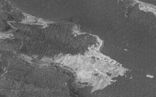 <h1>PIA06377:  Coprates Outcrop</h1><div class="PIA06377" lang="en" style="width:800px;text-align:left;margin:auto;background-color:#000;padding:10px;max-height:150px;overflow:auto;"><p>10 July 2004<br />Light-toned, layered rock outcrops occur in small patches as well as large regional exposures within the chasms of the Valles Marineris system. This Mars Global Surveyor (MGS) Mars Orbiter Camera (MOC) image shows a small area of layered outcrop in the floor of Coprates Chasma. The image is located near 14.0°S, 64.0°W, and covers an area about 3 km (1.9 mi) wide. The scene is illuminated by sunlight from the left/upper left.</p><br /><br /><a href="http://photojournal.jpl.nasa.gov/catalog/PIA06377" onclick="window.open(this.href); return false;" title="Voir l'image 	 PIA06377:  Coprates Outcrop	  sur le site de la NASA">Voir l'image 	 PIA06377:  Coprates Outcrop	  sur le site de la NASA.</a></div>