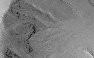 <h1>PIA06391:  Martian Gullies</h1><div class="PIA06391" lang="en" style="width:800px;text-align:left;margin:auto;background-color:#000;padding:10px;max-height:150px;overflow:auto;"><p>14 July 2004<br />This Mars Global Surveyor (MGS) Mars Orbiter Camera (MOC) image shows gullies with banked and somewhat sinuous channels and inner channels cut into the wall of a south middle-latitude crater near 46.6°S, 175.7°W. Banked channels are among the key evidence suggesting that some martian gullies involved flowing fluids with all of the physical properties of liquid water. The image covers an area about 2.3 km (1.4 mi) wide, and is illuminated by sunlight from the left.</p><br /><br /><a href="http://photojournal.jpl.nasa.gov/catalog/PIA06391" onclick="window.open(this.href); return false;" title="Voir l'image 	 PIA06391:  Martian Gullies	  sur le site de la NASA">Voir l'image 	 PIA06391:  Martian Gullies	  sur le site de la NASA.</a></div>