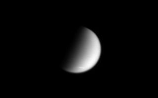 <h1>PIA06510:  Titan's Polar Streak</h1><div class="PIA06510" lang="en" style="width:800px;text-align:left;margin:auto;background-color:#000;padding:10px;max-height:150px;overflow:auto;"><p>This image shows Titan, Saturn's largest moon (5,150 kilometers, or 3,200 miles, across), with a streak-like cloud near its south pole. The cloud may be part of a region of polar clouds seen during Cassini's first flyby of Titan in July 2004, only now covering a larger area.</p><p>Titan's atmosphere, like that of Earth, is mostly nitrogen. The pressure at Titan's surface is 50 percent higher than on Earth, despite its lower gravity, meaning that the mass of the atmosphere per unit area is more than ten times that on Earth.</p><p>The image was taken in visible light with the Cassini spacecraft narrow angle camera on Sept. 23, 2004, at a distance of 7.1 million kilometers (4.4 million miles) from Titan and at a Sun-Titan-spacecraft, or phase, angle of 84 degrees. The image scale is 42 kilometers (26 miles) per pixel. </p><p>The Cassini-Huygens mission is a cooperative project of NASA, the European Space Agency and the Italian Space Agency. The Jet Propulsion Laboratory, a division of the California Institute of Technology in Pasadena, manages the Cassini-Huygens mission for NASA's Science Mission Directorate, Washington, D.C. The Cassini orbiter and its two onboard cameras were designed, developed and assembled at JPL. The imaging team is based at the Space Science Institute, Boulder, Colo.</p><p>For more information, about the Cassini-Huygens mission visit, <a href="http://saturn.jpl.nasa.gov/">http://saturn.jpl.nasa.gov</a> and the Cassini imaging team home page, <a href="http://ciclops.org/">http://ciclops.org</a>.</p><br /><br /><a href="http://photojournal.jpl.nasa.gov/catalog/PIA06510" onclick="window.open(this.href); return false;" title="Voir l'image 	 PIA06510:  Titan's Polar Streak	  sur le site de la NASA">Voir l'image 	 PIA06510:  Titan's Polar Streak	  sur le site de la NASA.</a></div>