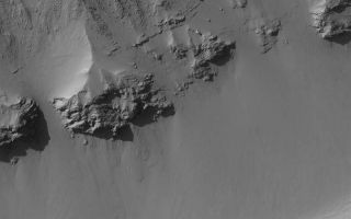 <h1>PIA06681:  Terra Sirenum Slope</h1><div class="PIA06681" lang="en" style="width:800px;text-align:left;margin:auto;background-color:#000;padding:10px;max-height:150px;overflow:auto;"><p>16 July 2004<br />This Mars Global Surveyor (MGS) Mars Orbiter Camera (MOC) image shows the layered rocks and boulders exposed on the wall of a trough in the Terra Sirenum region. The layers that erode to produce large boulders are harder and more resistant to weathering and erosion than those that do not. The slope is located near 25.8°S, 139.8°W. The image covers an area 3 km (1.9 mi) wide and is illuminated by sunlight from the upper left.</p><br /><br /><a href="http://photojournal.jpl.nasa.gov/catalog/PIA06681" onclick="window.open(this.href); return false;" title="Voir l'image 	 PIA06681:  Terra Sirenum Slope	  sur le site de la NASA">Voir l'image 	 PIA06681:  Terra Sirenum Slope	  sur le site de la NASA.</a></div>