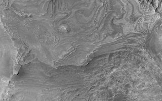 <h1>PIA06694:  Melas Sedimentary Rocks</h1><div class="PIA06694" lang="en" style="width:800px;text-align:left;margin:auto;background-color:#000;padding:10px;max-height:150px;overflow:auto;"><p>17 July 2004<br />This Mars Global Surveyor (MGS) Mars Orbiter Camera (MOC) image shows layered, sedimentary rock outcrops in southwestern Melas Chasma, one of the troughs of the vast Valles Marineris system. Sunlight illuminates this scene from the upper left; it is located near 9.8°S, 76.0°W, and covers an area about 3 km (1.9 mi) wide.</p><br /><br /><a href="http://photojournal.jpl.nasa.gov/catalog/PIA06694" onclick="window.open(this.href); return false;" title="Voir l'image 	 PIA06694:  Melas Sedimentary Rocks	  sur le site de la NASA">Voir l'image 	 PIA06694:  Melas Sedimentary Rocks	  sur le site de la NASA.</a></div>