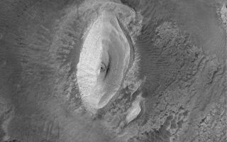 <h1>PIA06729:  Outcrop in Iani</h1><div class="PIA06729" lang="en" style="width:800px;text-align:left;margin:auto;background-color:#000;padding:10px;max-height:150px;overflow:auto;"><p>28 July 2004<br />This Mars Global Surveyor (MGS) Mars Orbiter Camera (MOC) image shows a light-toned butte composed of layered, sedimentary rock in the Iani Chaos region of Mars. It is located near 1.6°S, 18.2°W. The picture covers an area about 3 km (1.9 mi) wide, and is illuminated by sunlight from the left.</p><br /><br /><a href="http://photojournal.jpl.nasa.gov/catalog/PIA06729" onclick="window.open(this.href); return false;" title="Voir l'image 	 PIA06729:  Outcrop in Iani	  sur le site de la NASA">Voir l'image 	 PIA06729:  Outcrop in Iani	  sur le site de la NASA.</a></div>