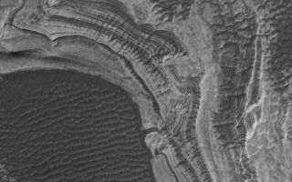 <h1>PIA06839:  Melas Sedimentary Rocks</h1><div class="PIA06839" lang="en" style="width:799px;text-align:left;margin:auto;background-color:#000;padding:10px;max-height:150px;overflow:auto;"><p>28 August 2004<br />Light-toned, layered, sedimentary rock outcrops are common within the vast martian Valles Marineris trough system. This Mars Global Surveyor (MGS) Mars Orbiter Camera (MOC) image shows a recent example from southern Melas Chasma at 1.5 m/pixel (5 ft/pixel) resolution. The image is located near 11.3°S, 73.9°W, and covers an area about 1.8 km (1.1 mi) across. Sunlight illuminates the scene from the upper left.</p><br /><br /><a href="http://photojournal.jpl.nasa.gov/catalog/PIA06839" onclick="window.open(this.href); return false;" title="Voir l'image 	 PIA06839:  Melas Sedimentary Rocks	  sur le site de la NASA">Voir l'image 	 PIA06839:  Melas Sedimentary Rocks	  sur le site de la NASA.</a></div>