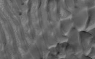 <h1>PIA06856:  Dunes in Noachis Terra</h1><div class="PIA06856" lang="en" style="width:221px;text-align:left;margin:auto;background-color:#000;padding:10px;max-height:150px;overflow:auto;"><p>5 September 2004<br />This Mars Global Surveyor (MGS) Mars Orbiter Camera (MOC) image shows a field of dark, windblown sand dunes in the Noachis Terra region near 45.2°S, 321.4°W. The image covers an area approximately 3 km (1.9 mi) across. Sunlight illuminates this scene from the upper left.</p><br /><br /><a href="http://photojournal.jpl.nasa.gov/catalog/PIA06856" onclick="window.open(this.href); return false;" title="Voir l'image 	 PIA06856:  Dunes in Noachis Terra	  sur le site de la NASA">Voir l'image 	 PIA06856:  Dunes in Noachis Terra	  sur le site de la NASA.</a></div>