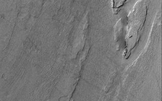 <h1>PIA06897:  Zephyria Outflow Features</h1><div class="PIA06897" lang="en" style="width:412px;text-align:left;margin:auto;background-color:#000;padding:10px;max-height:150px;overflow:auto;"><p>1 October 2004<br />This Mars Global Surveyor (MGS) Mars Orbiter Camera (MOC) image shows streamlined islands and a small cataract in an outflow channel system in the Zephyria region of Mars, south of Cerberus. The fluids responsible for creating these landforms flowed from the lower left (southwest) toward upper right (northeast). The fluids may have been water and mud or, some Mars scientists have argued, extremely fluid lava. The presence of a small cataract probably argues more strongly for a water and mud origin. This image is located near 3.8°N, 204.7°W. The picture covers an area about 3 km (1.9 mi) wide and is illuminated by sunlight from upper left.</p><br /><br /><a href="http://photojournal.jpl.nasa.gov/catalog/PIA06897" onclick="window.open(this.href); return false;" title="Voir l'image 	 PIA06897:  Zephyria Outflow Features	  sur le site de la NASA">Voir l'image 	 PIA06897:  Zephyria Outflow Features	  sur le site de la NASA.</a></div>