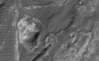 <h1>PIA06913:  Rock Outcrops near Hellas</h1><div class="PIA06913" lang="en" style="width:672px;text-align:left;margin:auto;background-color:#000;padding:10px;max-height:150px;overflow:auto;"><p>7 October 2004<br >This Mars Global Surveyor (MGS) Mars Orbiter Camera (MOC) image shows light-toned, layered rock outcrops in a pitted and eroded region just northeast of Hellas Planitia. The light-toned materials are most likely sedimentary rocks deposited early in martian history (but long after the Hellas Basin formed by a giant asteroid or comet impact). The scene also includes a plethora of large dark-toned, windblown ripples. The image is located near 27.2°S, 280.7°W, and covers an area about 3 km (1.9 mi) wide. Sunlight illuminates the scene from the upper left.</p><br /><br /><a href="http://photojournal.jpl.nasa.gov/catalog/PIA06913" onclick="window.open(this.href); return false;" title="Voir l'image 	 PIA06913:  Rock Outcrops near Hellas	  sur le site de la NASA">Voir l'image 	 PIA06913:  Rock Outcrops near Hellas	  sur le site de la NASA.</a></div>