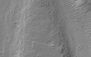 <h1>PIA07091:  Streamlined "Island"</h1><div class="PIA07091" lang="en" style="width:459px;text-align:left;margin:auto;background-color:#000;padding:10px;max-height:150px;overflow:auto;"><p>26 November 2004<br >This October 2004 Mars Global Surveyor (MGS) Mars Orbiter Camera (MOC) image shows a streamlined landform in the Mangala Valles region of Mars. An ancient catastrophic flood, probably consisting of water and debris, ran northward (from the bottom toward the top of the image) in this portion of the Mangala Valles system. The high mesa at the south end of the streamlined form may have been above the floodwaters. Its presence as an obstacle to the flow caused erosion and deposition of sediment to create the teardrop-shaped, tapered form in its lee. This feature is located near 15.0°S, 149.3°W. The image covers an area about 3 km (1.9 mi) wide and is illuminated by sunlight from the upper left. </p><br /><br /><a href="http://photojournal.jpl.nasa.gov/catalog/PIA07091" onclick="window.open(this.href); return false;" title="Voir l'image 	 PIA07091:  Streamlined "Island"	  sur le site de la NASA">Voir l'image 	 PIA07091:  Streamlined "Island"	  sur le site de la NASA.</a></div>