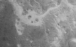 <h1>PIA07120:  Layers in Shalbatana Vallis</h1><div class="PIA07120" lang="en" style="width:601px;text-align:left;margin:auto;background-color:#000;padding:10px;max-height:150px;overflow:auto;"><p>5 December 2004<br >This Mars Global Surveyor (MGS) Mars Orbiter Camera (MOC) image shows an exposure of layered material, probably sediment, on the floor of Shalbatana Vallis. Erosion has exhumed small impact craters and created round, layered buttes. This image is located near 3.2°N, 43.4°W, and covers an area approximately 3 km (1.9 mi) wide. The scene is illuminated by sunlight from the lower left.</p><br /><br /><a href="http://photojournal.jpl.nasa.gov/catalog/PIA07120" onclick="window.open(this.href); return false;" title="Voir l'image 	 PIA07120:  Layers in Shalbatana Vallis	  sur le site de la NASA">Voir l'image 	 PIA07120:  Layers in Shalbatana Vallis	  sur le site de la NASA.</a></div>