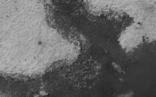 <h1>PIA07148:  Meridiani Bedrock</h1><div class="PIA07148" lang="en" style="width:391px;text-align:left;margin:auto;background-color:#000;padding:10px;max-height:150px;overflow:auto;"><p>23 December 2004<br >The Mars Exploration Rover (MER-B), Opportunity, spent much of this year exploring outcrops of light-toned, layered, sedimentary rock that occur just beneath the dark plains of Sinus Meridiani. To access these rocks, the rover had to look at the walls and rims of impact craters. Further to the north and east of where the rover landed, similar rocks outcrop at the surface -- in other words, they are not covered by dark sand and granules as they are at the rover site. This Mars Global Surveyor (MGS) Mars Orbiter Camera (MOC) image shows an example from eastern Sinus Meridiani. All of the light-toned surfaces in this image are outcrops of ancient sedimentary rock. Similar rocks probably occur beneath the low albedo (dark) materials that mantle the lower-elevation surfaces in this area. This picture is located near 0.5°S, 356.7°W. The image covers an area about 3 km (1.9 mi) wide and sunlight illuminates the scene from the upper left.</p><br /><br /><a href="http://photojournal.jpl.nasa.gov/catalog/PIA07148" onclick="window.open(this.href); return false;" title="Voir l'image 	 PIA07148:  Meridiani Bedrock	  sur le site de la NASA">Voir l'image 	 PIA07148:  Meridiani Bedrock	  sur le site de la NASA.</a></div>