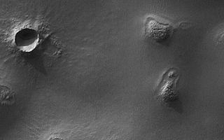<h1>PIA07274:  Argyre Planitia Scene</h1><div class="PIA07274" lang="en" style="width:512px;text-align:left;margin:auto;background-color:#000;padding:10px;max-height:150px;overflow:auto;"><p>12 January 2004<br >This Mars Global Surveyor (MGS) Mars Orbiter Camera (MOC) image shows buttes, craters, and exhuming impact craters in central Argyre Planitia. This wintertime view is illuminated by sunlight from the upper left and covers an area bout 3 km (1.9 mi) wide. The picture is located near 52.5°S, 42.6°W.</p><br /><br /><a href="http://photojournal.jpl.nasa.gov/catalog/PIA07274" onclick="window.open(this.href); return false;" title="Voir l'image 	 PIA07274:  Argyre Planitia Scene	  sur le site de la NASA">Voir l'image 	 PIA07274:  Argyre Planitia Scene	  sur le site de la NASA.</a></div>