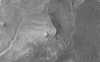 <h1>PIA07434:  Melas Chasma</h1><div class="PIA07434" lang="en" style="width:374px;text-align:left;margin:auto;background-color:#000;padding:10px;max-height:150px;overflow:auto;"><p>5 March 2005 <br />This Mars Global Surveyor (MGS) Mars Orbiter Camera (MOC) image shows layered sedimentary rocks in southwestern Melas Chasma.</p><p>Location near: 10.0°S, 75.9°W <br />Image width: ~3 km (~1.9 mi) <br />Illumination from: upper left <br />Season: Southern Autumn <br /></p><br /><br /><a href="http://photojournal.jpl.nasa.gov/catalog/PIA07434" onclick="window.open(this.href); return false;" title="Voir l'image 	 PIA07434:  Melas Chasma	  sur le site de la NASA">Voir l'image 	 PIA07434:  Melas Chasma	  sur le site de la NASA.</a></div>