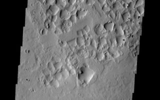 <h1>PIA07509:  Ridges From Fractures</h1><div class="PIA07509" lang="en" style="width:543px;text-align:left;margin:auto;background-color:#000;padding:10px;max-height:150px;overflow:auto;"><a href="/figures/PIA07509_fig1.jpg"></a><br /><p>The upper portion of this VIS image illustrates thea situation where fractures have become ridges. Theoriginal fractures would have formed a polygonalpattern in the surface. Later infilling of the fracturesby a material more resistant than the surrounding surfaceoccurred, followed by erosion of the less resistantsurface material. The result are the polygonal ridgesseen in this image. This image was taken in the highlandsnorthwest of Syrtis Major.</p><p>Image information: VIS instrument. Latitude 17.5, Longitude 43 East (317 West). 19 meter/pixel resolution.</p><p>Note: this THEMIS visual image has not been radiometrically nor geometrically calibrated for this preliminary release. An empirical correction has been performed to remove instrumental effects. A linear shift has been applied in the cross-track and down-track direction to approximate spacecraft and planetary motion. Fully calibrated and geometrically projected images will be released through the Planetary Data System in accordance with Project policies at a later time.</p><p>NASA's Jet Propulsion Laboratory manages the 2001 Mars Odyssey mission for NASA's Office of Space Science, Washington, D.C. The Thermal Emission Imaging System (THEMIS) was developed by Arizona State University, Tempe, in collaboration with Raytheon Santa Barbara Remote Sensing. The THEMIS investigation is led by Dr. Philip Christensen at Arizona State University. Lockheed Martin Astronautics, Denver, is the prime contractor for the Odyssey project, and developed and built the orbiter. Mission operations are conducted jointly from Lockheed Martin and from JPL, a division of the California Institute of Technology in Pasadena.</p><br /><br /><a href="http://photojournal.jpl.nasa.gov/catalog/PIA07509" onclick="window.open(this.href); return false;" title="Voir l'image 	 PIA07509:  Ridges From Fractures	  sur le site de la NASA">Voir l'image 	 PIA07509:  Ridges From Fractures	  sur le site de la NASA.</a></div>