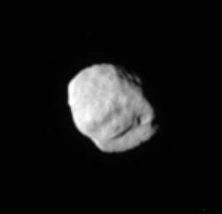 <h1>PIA07531:  Brush with Epimetheus</h1><div class="PIA07531" lang="en" style="width:292px;text-align:left;margin:auto;background-color:#000;padding:10px;max-height:150px;overflow:auto;"><p>Cassini continues to survey the small worlds that orbit near Saturn's rings, capturing this view of Epimetheus. The moon's lumpy, irregular topography can be seen here, along with several impact craters. Epimetheus is 116 kilometers (72 miles) across.</p><p>The image was taken in visible light with the Cassini spacecraft narrow-angle camera on May 20, 2005, at a distance of approximately 345,000 kilometers (214,000 miles) from Epimetheus and at a Sun-Epimetheus-spacecraft, or phase, angle of 26 degrees. Resolution in the original image was 2 kilometers (1 mile) per pixel. The view was magnified by a factor of two and contrast-enhanced to aid visibility of the moon's surface. A closer view of Epimetheus, taken from a different viewing angle is also available (see <a href="/catalog/PIA06226">PIA06226</a>).</p><p>The Cassini-Huygens mission is a cooperative project of NASA, the European Space Agency and the Italian Space Agency. The Jet Propulsion Laboratory, a division of the California Institute of Technology in Pasadena, manages the mission for NASA's Science Mission Directorate, Washington, D.C. The Cassini orbiter and its two onboard cameras were designed, developed and assembled at JPL. The imaging team is based at the Space Science Institute, Boulder, Colo.</p><p>For more information about the Cassini-Huygens mission visit <a href="http://saturn.jpl.nasa.gov">http://saturn.jpl.nasa.gov</a>. For additional images visit the Cassini imaging team homepage <a href="http://ciclops.org">http://ciclops.org</a>.</p><br /><br /><a href="http://photojournal.jpl.nasa.gov/catalog/PIA07531" onclick="window.open(this.href); return false;" title="Voir l'image 	 PIA07531:  Brush with Epimetheus	  sur le site de la NASA">Voir l'image 	 PIA07531:  Brush with Epimetheus	  sur le site de la NASA.</a></div>