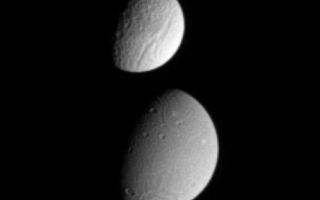 <h1>PIA07621:  Tethys Meets Dione</h1><div class="PIA07621" lang="en" style="width:444px;text-align:left;margin:auto;background-color:#000;padding:10px;max-height:150px;overflow:auto;"><p>This image shows Saturn's moon Tethys partially occulting the moon Dione. The difference in the surface brightness of the two moons is immediately apparent. </p><p>The diameter of Tethys is 1,071 kilometers (665 miles), while Dione is 1,126 kilometers (700 miles) across.</p><p>This still image was acquired on Sept. 16, 2005, at a distance of 2.1 million kilometers (1.3 million miles) from Dione and 2.7 million kilometers (1.7 million miles) from Tethys. Resolution in the original images was 13 kilometers (8 miles) per pixel on Dione and 16 kilometers (10 miles) per pixel on Tethys. The still image was magnified by a factor of two to aid visibility of surface features.</p><p>A brief movie of is also available (see <a href="/catalog/PIA07620">PIA07620</a>).</p><p><br /><br /><a href="http://photojournal.jpl.nasa.gov/catalog/PIA07621" onclick="window.open(this.href); return false;" title="Voir l'image 	 PIA07621:  Tethys Meets Dione	  sur le site de la NASA">Voir l'image 	 PIA07621:  Tethys Meets Dione	  sur le site de la NASA.</a></div>