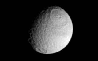 <h1>PIA07622:  Big Bangs on Tethys</h1><div class="PIA07622" lang="en" style="width:496px;text-align:left;margin:auto;background-color:#000;padding:10px;max-height:150px;overflow:auto;"><p>Cassini offers up this nice view of the craters Odysseus (at the top) and Melanthius (at the bottom) on Saturn's moon Tethys. Melanthius appears to have an elongated mountain range, rather than a single central peak, at its center.</p><p>This is the trailing hemisphere of Tethys, being centered on terrain at roughly 270 degrees longitude. North on Tethys is up. The diameter of Tethys is 1,071 kilometers (665 miles).</p><p>This image was taken with the Cassini spacecraft narrow-angle camera on Sept. 20, 2005, through a filter sensitive to wavelengths of ultraviolet light centered at 338 nanometers. This view was obtained at a distance of approximately 1.4 million kilometers (900,000 miles) from Tethys and at a Sun-Tethys-spacecraft, or phase, angle of 50 degrees. Resolution in the original image was 8 kilometers (5 miles) per pixel. The image has been magnified by a factor of two to aid visibility.</p><p>The Cassini-Huygens mission is a cooperative project of NASA, the European Space Agency and the Italian Space Agency. The Jet Propulsion Laboratory, a division of the California Institute of Technology in Pasadena, manages the mission for NASA's Science Mission Directorate, Washington, D.C. The Cassini orbiter and its two onboard cameras were designed, developed and assembled at JPL. The imaging operations center is based at the Space Science Institute in Boulder, Colo.</p><p>For more information about the Cassini-Huygens mission visit <a href="http://saturn.jpl.nasa.gov">http://saturn.jpl.nasa.gov</a>. The Cassini imaging team homepage is at <a href="http://ciclops.org">http://ciclops.org</a>.</p><br /><br /><a href="http://photojournal.jpl.nasa.gov/catalog/PIA07622" onclick="window.open(this.href); return false;" title="Voir l'image 	 PIA07622:  Big Bangs on Tethys	  sur le site de la NASA">Voir l'image 	 PIA07622:  Big Bangs on Tethys	  sur le site de la NASA.</a></div>
