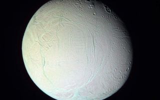 <h1>PIA07708:  Fresh Features on Enceladus (False color)</h1><div class="PIA07708" lang="en" style="width:772px;text-align:left;margin:auto;background-color:#000;padding:10px;max-height:150px;overflow:auto;"><p>A false color look reveals subtle details on Enceladus that are not visible in natural color views.</p><p>The now-familiar bluish appearance (in false color views) of the southern "tiger stripe" features and other relatively youthful fractures is almost certainly attributable to larger grain sizes of relatively pure ice, compared to most surface materials.</p><p>On the "tiger stripes," this coarse-grained ice is seen in the colored deposits flanking the fractures as well as inside the fractures. On older fractures on other areas of Enceladus, the blue ice mostly occurs on the exposed wall scarps.</p><p>The color difference across the moon's surface (a subtle gradation from upper left to lower right) could indicate broad-scale compositional differences across the moon's surface. It is also possible that the gradation in color is due to differences in the way the brightness of Enceladus changes toward the limb, a characteristic which is highly dependent on wavelength and viewing geometry.</p><p>See <a href="/catalog/PIA07709">PIA07709</a> for a monochrome version of this view.</p><p>Terrain on the trailing hemisphere of Enceladus (505 kilometers, or 314 miles across) is seen here. North is up.</p><p>The view was created by combining images taken using ultraviolet, green and infrared spectral filters, and then was processed to accentuate subtle color differences. The images were taken with the Cassini spacecraft narrow-angle camera on Jan. 17, 2006 at a distance of approximately 153,000 kilometers (95,000 miles) from Enceladus and at a Sun-Enceladus-spacecraft, or phase, angle of 29 degrees. Image scale is 912 meters (2,994 feet) per pixel.</p><p>The Cassini-Huygens mission is a cooperative project of NASA, the European Space Agency and the Italian Space Agency. The Jet Propulsion Laboratory, a division of the California Institute of Technology in Pasadena, manages the mission for NASA's Science Mission Directorate, Washington, D.C. The Cassini orbiter and its two onboard cameras were designed, developed and assembled at JPL. The imaging operations center is based at the Space Science Institute in Boulder, Colo.</p><p>For more information about the Cassini-Huygens mission visit <a href="http://saturn.jpl.nasa.gov">http://saturn.jpl.nasa.gov/home/index.cfm</a>. The Cassini imaging team homepage is at <a href="http://ciclops.org">http://ciclops.org</a>.</p><br /><br /><a href="http://photojournal.jpl.nasa.gov/catalog/PIA07708" onclick="window.open(this.href); return false;" title="Voir l'image 	 PIA07708:  Fresh Features on Enceladus (False color)	  sur le site de la NASA">Voir l'image 	 PIA07708:  Fresh Features on Enceladus (False color)	  sur le site de la NASA.</a></div>