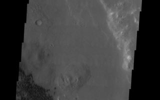 <h1>PIA07830:  Holden Crater Dune Field</h1><div class="PIA07830" lang="en" style="width:549px;text-align:left;margin:auto;background-color:#000;padding:10px;max-height:150px;overflow:auto;"><a href="/figures/PIA07830_fig1.jpg"></a><br /><p>Our topic for the weeks of April 4 and April 11 is dunes on Mars. We will look at the north polar sand sea and at isolated dune fields at lower latitudes. Sand seas on Earth are often called "ergs," an Arabic name for dune field. A sand sea differs from a dune field in two ways: 1) a sand sea has a large regional extent, and 2) the individual dunes are large in size and complex in form.</p><p>A common location for dune fields on Mars is in the basin of large craters. This dune field is located in Holden Crater at 25 degrees South atitude.</p><p>Image information: VIS instrument. Latitude -25.5, Longitude 326.8 East (33.2 West). 19 meter/pixel resolution.</p><p>Note: this THEMIS visual image has not been radiometrically nor geometrically calibrated for this preliminary release. An empirical correction has been performed to remove instrumental effects. A linear shift has been applied in the cross-track and down-track direction to approximate spacecraft and planetary motion. Fully calibrated and geometrically projected images will be released through the Planetary Data System in accordance with Project policies at a later time.</p><p>NASA's Jet Propulsion Laboratory manages the 2001 Mars Odyssey mission for NASA's Office of Space Science, Washington, D.C. The Thermal Emission Imaging System (THEMIS) was developed by Arizona State University, Tempe, in collaboration with Raytheon Santa Barbara Remote Sensing. The THEMIS investigation is led by Dr. Philip Christensen at Arizona State University. Lockheed Martin Astronautics, Denver, is the prime contractor for the Odyssey project, and developed and built the orbiter. Mission operations are conducted jointly from Lockheed Martin and from JPL, a division of the California Institute of Technology in Pasadena.</p><br /><br /><a href="http://photojournal.jpl.nasa.gov/catalog/PIA07830" onclick="window.open(this.href); return false;" title="Voir l'image 	 PIA07830:  Holden Crater Dune Field	  sur le site de la NASA">Voir l'image 	 PIA07830:  Holden Crater Dune Field	  sur le site de la NASA.</a></div>