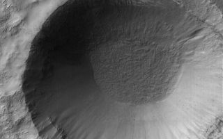 <h1>PIA07838:  Frosty Crater</h1><div class="PIA07838" lang="en" style="width:672px;text-align:left;margin:auto;background-color:#000;padding:10px;max-height:150px;overflow:auto;"><p>13 April 2005 <br /> This Mars Global Surveyor (MGS) Mars Orbiter Camera (MOC) image shows a crater in southern winter with frost deposits on the northern wall.</p><p>Location near: 37.5°S, 222.1°W <br />Image width: ~3 km (~1.9 mi) <br />Illumination from: upper left <br />Season: Southern Winter <br /></p><br /><br /><a href="http://photojournal.jpl.nasa.gov/catalog/PIA07838" onclick="window.open(this.href); return false;" title="Voir l'image 	 PIA07838:  Frosty Crater	  sur le site de la NASA">Voir l'image 	 PIA07838:  Frosty Crater	  sur le site de la NASA.</a></div>