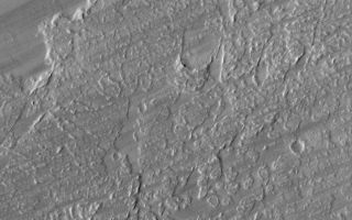 <h1>PIA07842:  East Tharsis Flows</h1><div class="PIA07842" lang="en" style="width:672px;text-align:left;margin:auto;background-color:#000;padding:10px;max-height:150px;overflow:auto;"><p>16 April 2005 <br />This Mars Global Surveyor (MGS) Mars Orbiter Camera (MOC) image shows dark wind streaks streaming across lava flow surfaces in eastern Tharsis, west of the Kasei Valles region.</p><p>Location near: 8.5°N, 85.1°W <br />Image width: ~3 km (~1.9 mi) <br />Illumination from: upper left <br />Season: Northern Summer <br /></p><br /><br /><a href="http://photojournal.jpl.nasa.gov/catalog/PIA07842" onclick="window.open(this.href); return false;" title="Voir l'image 	 PIA07842:  East Tharsis Flows	  sur le site de la NASA">Voir l'image 	 PIA07842:  East Tharsis Flows	  sur le site de la NASA.</a></div>