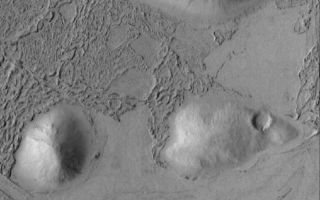 <h1>PIA07859:  Hills and Flows</h1><div class="PIA07859" lang="en" style="width:800px;text-align:left;margin:auto;background-color:#000;padding:10px;max-height:150px;overflow:auto;"><p>21 April 2005 <br />This Mars Global Surveyor (MGS) Mars Orbiter Camera (MOC) image shows a plain covered by flow material that surrounded and banked against three older, rounded hills in the Zephyria region. Although some investigators have proposed that the flows covering plains in this region are the remains of an ice-covered lake, others have found considerable evidence, including small volcanoes, to suggest that the flows are volcanic. The textures on these flows resemble that of some of the lava flows in the volcanic Tharsis region of Mars.</p><p>Location near: 2.7°S, 195.7°W<br />Image width: ~3 km (~1.9 mi) <br />Illumination from: upper left <br />Season: Southern Winter  <br /></p><br /><br /><a href="http://photojournal.jpl.nasa.gov/catalog/PIA07859" onclick="window.open(this.href); return false;" title="Voir l'image 	 PIA07859:  Hills and Flows	  sur le site de la NASA">Voir l'image 	 PIA07859:  Hills and Flows	  sur le site de la NASA.</a></div>