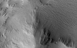 <h1>PIA07889:  Lycus Sulci Terrain</h1><div class="PIA07889" lang="en" style="width:800px;text-align:left;margin:auto;background-color:#000;padding:10px;max-height:150px;overflow:auto;"><p>29 April 2005 <br />This Mars Global Surveyor (MGS) Mars Orbiter Camera (MOC) image shows a small mountain in the Lycus Sulci region, northwest of the Olympus Mons volcano. Dark streaks, probably caused by avalanching and flow of extremely dry dust, have formed on the mountain's slopes. The various ridged and grooved textures in this scene were formed by wind erosion.</p><p>Location near: 22.6°N, 145.5°W <br />Image width: ~3 km (~1.9 mi) <br />Illumination from: lower left <br />Season: Northern Summer <br /></p><br /><br /><a href="http://photojournal.jpl.nasa.gov/catalog/PIA07889" onclick="window.open(this.href); return false;" title="Voir l'image 	 PIA07889:  Lycus Sulci Terrain	  sur le site de la NASA">Voir l'image 	 PIA07889:  Lycus Sulci Terrain	  sur le site de la NASA.</a></div>