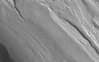 <h1>PIA07898:  Fretted Terrain Valley</h1><div class="PIA07898" lang="en" style="width:689px;text-align:left;margin:auto;background-color:#000;padding:10px;max-height:150px;overflow:auto;"><p>4 May 2005<br />This Mars Global Surveyor (MGS) Mars Orbiter Camera (MOC) image shows the floor of a fretted terrain valley in the Coloe Fossae region. Valleys found at north middle latitudes, such as this one, often have odd linear features on them. When seen at much lower resolution by the Viking Orbiters in the late 1970s, investigators assumed that the linear features indicated flow of ice or ice-rich debris, as might occur in a glacier or rock glacier. MOC images show little evidence to support the notion that these materials flow; indeed, similar ridges occur in closed valleys, from which nothing can flow. This picture shows a close-up of one such closed valley.</p><p>Location near: 35.3°N, 303.1°W <br />Image width: ~3 km (~1.9 mi) <br />Illumination from: lower left <br />Season: Northern Summer <br /></p><br /><br /><a href="http://photojournal.jpl.nasa.gov/catalog/PIA07898" onclick="window.open(this.href); return false;" title="Voir l'image 	 PIA07898:  Fretted Terrain Valley	  sur le site de la NASA">Voir l'image 	 PIA07898:  Fretted Terrain Valley	  sur le site de la NASA.</a></div>