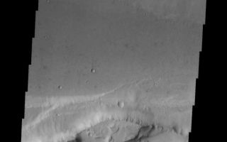 <h1>PIA07913:  Alluvial Fans in Kasei Vallis</h1><div class="PIA07913" lang="en" style="width:546px;text-align:left;margin:auto;background-color:#000;padding:10px;max-height:150px;overflow:auto;"><a href="/figures/PIA07913_fig1.jpg"></a><br /><p>Kasei Vallis is our topic for the weeks of April 18 and 25. Originating on the margin of Lunae Planum, the Kasei Vallis complex contains two main channels that run east-west across Tempe Terra and empty into Chryse Planitia. During the week of April 18th we will concentrate on the northern branch of Kasei Vallis. The week of April 25 will be devoted to the southern branch.</p><p>The formation of Kasei Vallis is still being studied and several theories exist. It is thought that volcanic subsurfaceing heating in the Tharsis/Lunae Planum region resulted in a release of water, which carved the channels and produced the landforms seen within the channels. One theory is that this was a one-time catastropic event, another theory speculates that several flooding events occurred over a long time period. Others have proposed that some of the landforms (especially scour marks and teardrop shaped "islands") are the result of glacial flow rather than liquid flow. Teardrop shaped islands are common in terrestrial rivers, where the water is eroding material in the channel. A glacial feature called a <a href="http://www.zephryus.demon.co.uk/geography/resources/glaciers/drum.html">drumlin</a> has the exact same shape, but is formed by deposition beneath continental glaciers.</p><p>At the top portion of this VIS image, the steep bank wall has shed material forming alluvial fans. Notice how the material covers the terracing (leftside) and reachs almost half way across the main channel.</p><p>Image information: VIS instrument. Latitude 22.2, Longitude 289.9 East (70.1 West). 19 meter/pixel resolution.</p><p>Note: this THEMIS visual image has not been radiometrically nor geometrically calibrated for this preliminary release. An empirical correction has been performed to remove instrumental effects. A linear shift has been applied in the cross-track and down-track direction to approximate spacecraft and planetary motion. Fully calibrated and geometrically projected images will be released through the Planetary Data System in accordance with Project policies at a later time.</p><p>NASA's Jet Propulsion Laboratory manages the 2001 Mars Odyssey mission for NASA's Office of Space Science, Washington, D.C. The Thermal Emission Imaging System (THEMIS) was developed by Arizona State University, Tempe, in collaboration with Raytheon Santa Barbara Remote Sensing. The THEMIS investigation is led by Dr. Philip Christensen at Arizona State University. Lockheed Martin Astronautics, Denver, is the prime contractor for the Odyssey project, and developed and built the orbiter. Mission operations are conducted jointly from Lockheed Martin and from JPL, a division of the California Institute of Technology in Pasadena.</p><br /><br /><a href="http://photojournal.jpl.nasa.gov/catalog/PIA07913" onclick="window.open(this.href); return false;" title="Voir l'image 	 PIA07913:  Alluvial Fans in Kasei Vallis	  sur le site de la NASA">Voir l'image 	 PIA07913:  Alluvial Fans in Kasei Vallis	  sur le site de la NASA.</a></div>