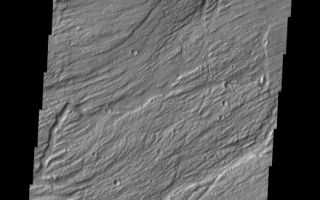 <h1>PIA07914:  Islands in Kasei Vallis</h1><div class="PIA07914" lang="en" style="width:527px;text-align:left;margin:auto;background-color:#000;padding:10px;max-height:150px;overflow:auto;"><a href="/figures/PIA07914_fig1.jpg"></a><br /><p>Kasei Vallis is our topic for the weeks of April 18 and 25. Originating on the margin of Lunae Planum, the Kasei Vallis complex contains two main channels that run east-west across Tempe Terra and empty into Chryse Planitia. During the week of April 18th we will concentrate on the northern branch of Kasei Vallis. The week of April 25 will be devoted to the southern branch.</p><p>The formation of Kasei Vallis is still being studied and several theories exist. It is thought that volcanic subsurfaceing heating in the Tharsis/Lunae Planum region resulted in a release of water, which carved the channels and produced the landforms seen within the channels. One theory is that this was a one-time catastropic event, another theory speculates that several flooding events occurred over a long time period. Others have proposed that some of the landforms (especially scour marks and teardrop shaped "islands") are the result of glacial flow rather than liquid flow. Teardrop shaped islands are common in terrestrial rivers, where the water is eroding material in the channel. A glacial feature called a <a href="http://www.zephryus.demon.co.uk/geography/resources/glaciers/drum.html">drumlin</a> has the exact same shape, but is formed by deposition beneath continental glaciers.</p><p>The upper portion of this VIS image contains several teardrop shaped "islands." If water cut these islands or if glaciers deposited them, the thin tail points in the direction of flow. In this case, the flow was from upper left to the right. The scoured channel floor indicates that flow was to the right and upper right. The context image shows the multiple directions of flow in this region of the vallis.</p><p>Image information: VIS instrument. Latitude 25.2, Longitude 307.8 East (52.2 West). 19 meter/pixel resolution.</p><p>Note: this THEMIS visual image has not been radiometrically nor geometrically calibrated for this preliminary release. An empirical correction has been performed to remove instrumental effects. A linear shift has been applied in the cross-track and down-track direction to approximate spacecraft and planetary motion. Fully calibrated and geometrically projected images will be released through the Planetary Data System in accordance with Project policies at a later time.</p><p>NASA's Jet Propulsion Laboratory manages the 2001 Mars Odyssey mission for NASA's Office of Space Science, Washington, D.C. The Thermal Emission Imaging System (THEMIS) was developed by Arizona State University, Tempe, in collaboration with Raytheon Santa Barbara Remote Sensing. The THEMIS investigation is led by Dr. Philip Christensen at Arizona State University. Lockheed Martin Astronautics, Denver, is the prime contractor for the Odyssey project, and developed and built the orbiter. Mission operations are conducted jointly from Lockheed Martin and from JPL, a division of the California Institute of Technology in Pasadena.<br /><br /><a href="http://photojournal.jpl.nasa.gov/catalog/PIA07914" onclick="window.open(this.href); return false;" title="Voir l'image 	 PIA07914:  Islands in Kasei Vallis	  sur le site de la NASA">Voir l'image 	 PIA07914:  Islands in Kasei Vallis	  sur le site de la NASA.</a></div>