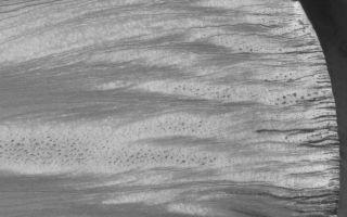 <h1>PIA07937:  Russell Dune Gullies</h1><div class="PIA07937" lang="en" style="width:800px;text-align:left;margin:auto;background-color:#000;padding:10px;max-height:150px;overflow:auto;"><p>8 May 2005<br />This Mars Global Surveyor (MGS) Mars Orbiter Camera (MOC) image shows gullies on a large slip face in the Russell Crater dune field. When the image was acquired, the dunes were still covered with seasonal frost.</p><p>Location near: 54.7°S, 347.0°W <br />Image width: ~3 km (~1.9 mi) <br />Illumination from: upper left <br />Season: Southern Winter <br /></p><br /><br /><a href="http://photojournal.jpl.nasa.gov/catalog/PIA07937" onclick="window.open(this.href); return false;" title="Voir l'image 	 PIA07937:  Russell Dune Gullies	  sur le site de la NASA">Voir l'image 	 PIA07937:  Russell Dune Gullies	  sur le site de la NASA.</a></div>