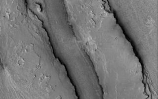 <h1>PIA07940:  Athabasca Streamlines</h1><div class="PIA07940" lang="en" style="width:403px;text-align:left;margin:auto;background-color:#000;padding:10px;max-height:150px;overflow:auto;"><p>11 May 2005<br />This Mars Global Surveyor (MGS) Mars Orbiter Camera (MOC) image shows streamlined landforms carved by catastrophic floods in the Athabasca Valles system of the Cerberus region of Mars. </p><p>Location near: 7.9°N, 205.7°W <br />Image width: ~3 km (~1.9 mi) <br />Illumination from: lower left <br />Season: Northern Autumn <br /></p><br /><br /><a href="http://photojournal.jpl.nasa.gov/catalog/PIA07940" onclick="window.open(this.href); return false;" title="Voir l'image 	 PIA07940:  Athabasca Streamlines	  sur le site de la NASA">Voir l'image 	 PIA07940:  Athabasca Streamlines	  sur le site de la NASA.</a></div>