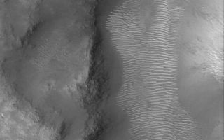 <h1>PIA07970:  Martian Valley</h1><div class="PIA07970" lang="en" style="width:583px;text-align:left;margin:auto;background-color:#000;padding:10px;max-height:150px;overflow:auto;"><p>21 May 2005<br />This Mars Global Surveyor (MGS) Mars Orbiter Camera (MOC) image shows a portion of a martian valley, perhaps long, long ago carved by a liquid such as water, in northern Terra Cimmeria. The channel that might have once run down through the valley is no longer visible; the floor is covered with large, light-toned, windblown ripples.</p><p>Location near: 5.7°S, 227.6°W <br />Image width: ~3 km (~1.9 mi) <br />Illumination from: upper left <br />Season: Southern Winter <br /></p><br /><br /><a href="http://photojournal.jpl.nasa.gov/catalog/PIA07970" onclick="window.open(this.href); return false;" title="Voir l'image 	 PIA07970:  Martian Valley	  sur le site de la NASA">Voir l'image 	 PIA07970:  Martian Valley	  sur le site de la NASA.</a></div>