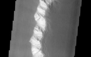 <h1>PIA08022:  Unstable Dust</h1><div class="PIA08022" lang="en" style="width:566px;text-align:left;margin:auto;background-color:#000;padding:10px;max-height:150px;overflow:auto;"><p><a href="/figures/PIA08022_fig1.jpg"></a><br><b>Context image for PIA08022<br />Unstable Dust</b></p><p>The eastern wall of Echus Chasma has numerous dust avalanches.<p>Image information: VIS instrument. Latitude 3.6N, Longitude 280.9E. 18 meter/pixel resolution.</p><p>Please see the <a href="http://themis.asu.edu/terms" target="_blank">THEMIS Data Citation Note</a> for details on crediting THEMIS images. </p><p>Note: this THEMIS visual image has not been radiometrically nor geometrically calibrated for this preliminary release. An empirical correction has been performed to remove instrumental effects. A linear shift has been applied in the cross-track and down-track direction to approximate spacecraft and planetary motion. Fully calibrated and geometrically projected images will be released through the Planetary Data System in accordance with Project policies at a later time.</p><p>NASA's Jet Propulsion Laboratory manages the 2001 Mars Odyssey mission for NASA's Office of Space Science, Washington, D.C. The Thermal Emission Imaging System (THEMIS) was developed by Arizona State University, Tempe, in collaboration with Raytheon Santa Barbara Remote Sensing. The THEMIS investigation is led by Dr. Philip Christensen at Arizona State University. Lockheed Martin Astronautics, Denver, is the prime contractor for the Odyssey project, and developed and built the orbiter. Mission operations are conducted jointly from Lockheed Martin and from JPL, a division of the California Institute of Technology in Pasadena.</p><br /><br /><a href="http://photojournal.jpl.nasa.gov/catalog/PIA08022" onclick="window.open(this.href); return false;" title="Voir l'image 	 PIA08022:  Unstable Dust	  sur le site de la NASA">Voir l'image 	 PIA08022:  Unstable Dust	  sur le site de la NASA.</a></div>