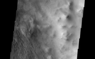 <h1>PIA08026:  Dunes</h1><div class="PIA08026" lang="en" style="width:551px;text-align:left;margin:auto;background-color:#000;padding:10px;max-height:150px;overflow:auto;"><p><a href="/figures/PIA08026_fig1.jpg"></a><br><b>Context image for PIA08026<br />Dunes</b></p><p>These dunes are located on the floor of Lowell Crater.<p>Image information: VIS instrument. Latitude -51.8N, Longitude 277.1E. 17 meter/pixel resolution.</p><p>Please see the <a href="http://themis.asu.edu/terms" target="_blank">THEMIS Data Citation Note</a> for details on crediting THEMIS images. </p><p>Note: this THEMIS visual image has not been radiometrically nor geometrically calibrated for this preliminary release. An empirical correction has been performed to remove instrumental effects. A linear shift has been applied in the cross-track and down-track direction to approximate spacecraft and planetary motion. Fully calibrated and geometrically projected images will be released through the Planetary Data System in accordance with Project policies at a later time.</p><p>NASA's Jet Propulsion Laboratory manages the 2001 Mars Odyssey mission for NASA's Office of Space Science, Washington, D.C. The Thermal Emission Imaging System (THEMIS) was developed by Arizona State University, Tempe, in collaboration with Raytheon Santa Barbara Remote Sensing. The THEMIS investigation is led by Dr. Philip Christensen at Arizona State University. Lockheed Martin Astronautics, Denver, is the prime contractor for the Odyssey project, and developed and built the orbiter. Mission operations are conducted jointly from Lockheed Martin and from JPL, a division of the California Institute of Technology in Pasadena.</p><br /><br /><a href="http://photojournal.jpl.nasa.gov/catalog/PIA08026" onclick="window.open(this.href); return false;" title="Voir l'image 	 PIA08026:  Dunes	  sur le site de la NASA">Voir l'image 	 PIA08026:  Dunes	  sur le site de la NASA.</a></div>