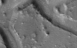 <h1>PIA08106:  Mars Maze</h1><div class="PIA08106" lang="en" style="width:490px;text-align:left;margin:auto;background-color:#000;padding:10px;max-height:150px;overflow:auto;"><p>28 April 2006<br />This Mars Global Surveyor (MGS) Mars Orbiter Camera (MOC) image shows a plain southeast of Hebrus Valles that is cut by a network of intersecting troughs. Large, windblown -- and perhaps wind-eroded -- ripples occur on the trough floors.</p><p>Location near: 14.9°N, 229.8°W <br />Image width: ~3 km (~1.9 mi) <br />Illumination from: lower left <br />Season: Northern Winter </p><br /><br /><a href="http://photojournal.jpl.nasa.gov/catalog/PIA08106" onclick="window.open(this.href); return false;" title="Voir l'image 	 PIA08106:  Mars Maze	  sur le site de la NASA">Voir l'image 	 PIA08106:  Mars Maze	  sur le site de la NASA.</a></div>