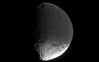 <h1>PIA08177:  Mysterious Iapetus</h1><div class="PIA08177" lang="en" style="width:288px;text-align:left;margin:auto;background-color:#000;padding:10px;max-height:150px;overflow:auto;"><p>A distant glimpse of Iapetus reveals details within the dark terrain of Cassini Regio, including an impact basin at top that is roughly 400 kilometers (250 miles) wide.</p><p>Researchers remain unsure about the mechanism that has darkened the leading hemisphere. </p><p>This view looks toward the southern hemisphere on the leading side of Iapetus (1,468 kilometers, or 912 miles across). North is up.</p><p>The image was taken in visible light with the Cassini spacecraft narrow-angle camera on April 4, 2006, at a distance of approximately 1.4 million kilometers (900,000 miles) from Iapetus. The image scale is 9 kilometers (6 miles) per pixel.</p><p>The Cassini-Huygens mission is a cooperative project of NASA, the European Space Agency and the Italian Space Agency. The Jet Propulsion Laboratory, a division of the California Institute of Technology in Pasadena, manages the mission for NASA's Science Mission Directorate, Washington, D.C. The Cassini orbiter and its two onboard cameras were designed, developed and assembled at JPL. The imaging operations center is based at the Space Science Institute in Boulder, Colo.</p><p>For more information about the Cassini-Huygens mission visit <a href="http://saturn.jpl.nasa.gov">http://saturn.jpl.nasa.gov/home/index.cfm</a>. The Cassini imaging team homepage is at <a href="http://ciclops.org">http://ciclops.org</a>.</p><br /><br /><a href="http://photojournal.jpl.nasa.gov/catalog/PIA08177" onclick="window.open(this.href); return false;" title="Voir l'image 	 PIA08177:  Mysterious Iapetus	  sur le site de la NASA">Voir l'image 	 PIA08177:  Mysterious Iapetus	  sur le site de la NASA.</a></div>